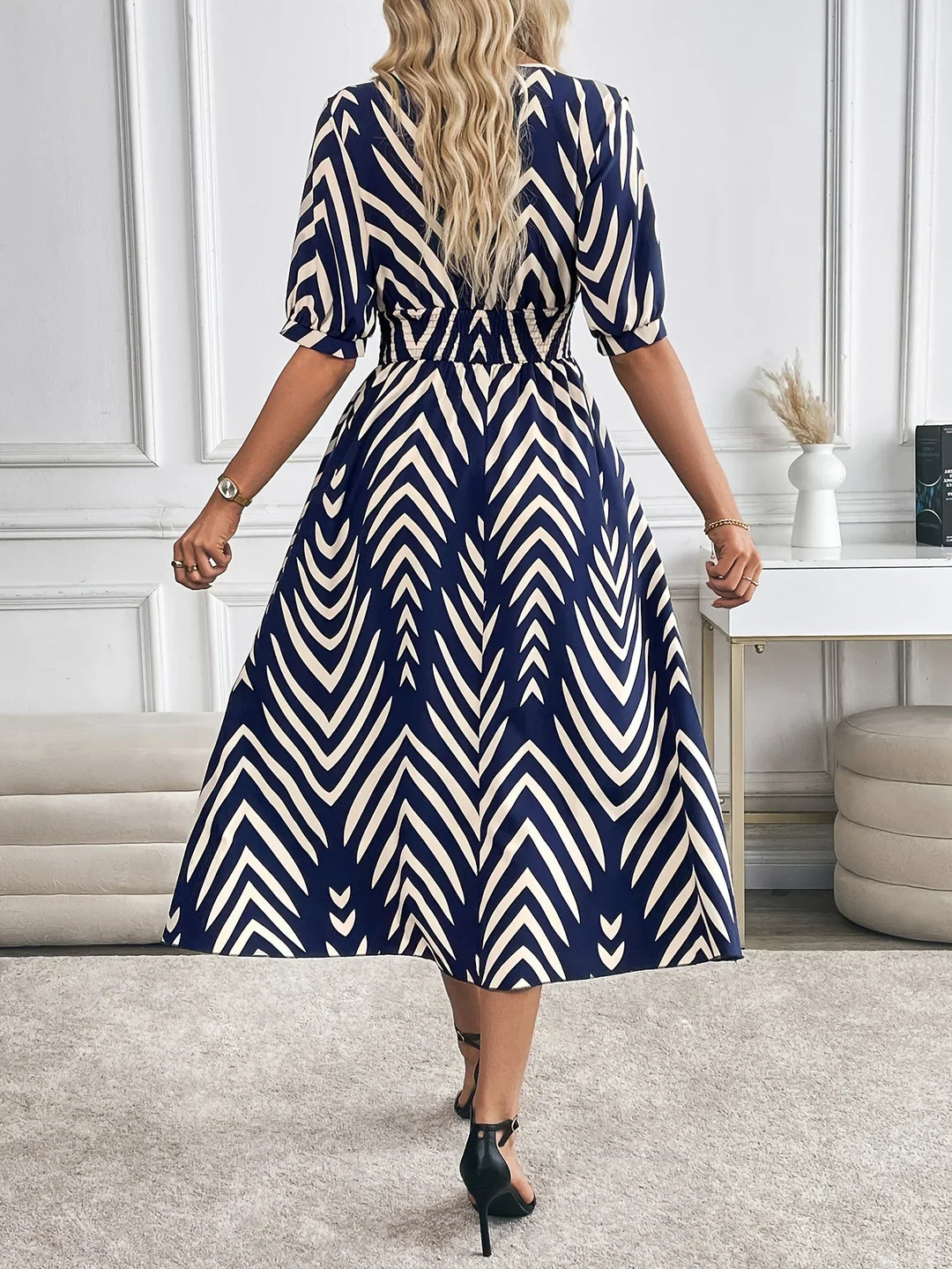 Selina – Midi Sukienka w Geometricznym Wzorze